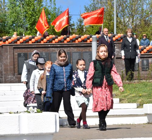 Парад Победы в Верхнем Услоне: слёзы, песни и белые голуби