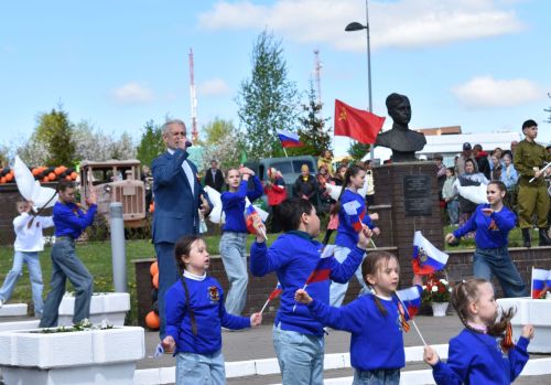 Парад Победы в Верхнем Услоне: слёзы, песни и белые голуби