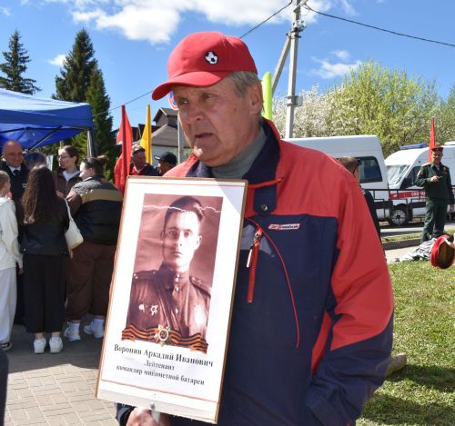 Парад Победы в Верхнем Услоне: слёзы, песни и белые голуби