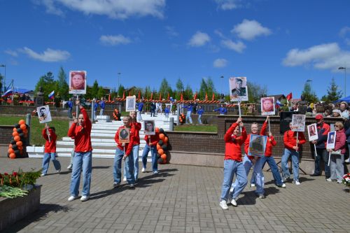 За великий этот День Победы встанем перед ними на колени