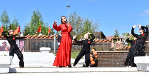 Парад Победы в Верхнем Услоне: слёзы, песни и белые голуби