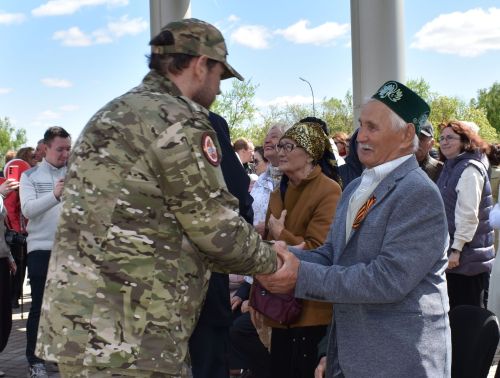Парад Победы в Верхнем Услоне: слёзы, песни и белые голуби