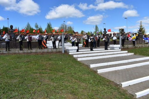 Парад Победы в Верхнем Услоне: слёзы, песни и белые голуби