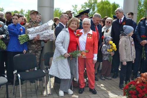 За великий этот День Победы встанем перед ними на колени