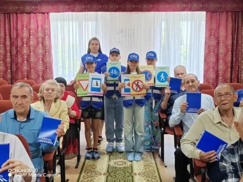 Юные инспекторы из гимназии пришли в гости к постояльцам дома-интерната