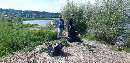 Сотрудники Бурнашевского поселения очистили берег Свияги в рамках акции