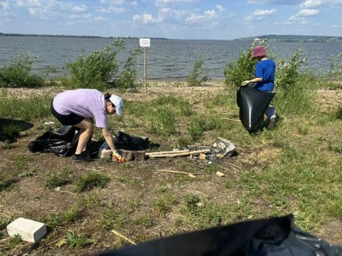 Сотрудники Бурнашевского поселения очистили берег Свияги в рамках акции