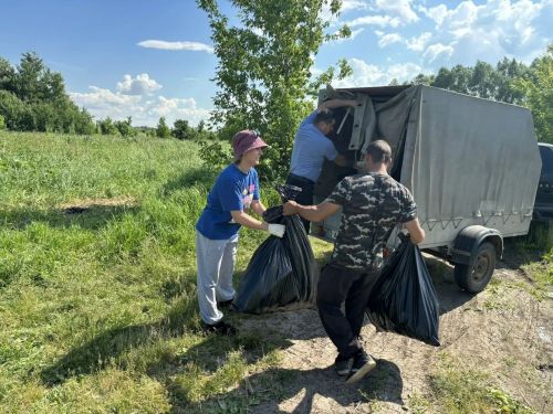 Сотрудники Бурнашевского поселения очистили берег Свияги в рамках акции