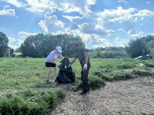 Сотрудники Бурнашевского поселения очистили берег Свияги в рамках акции