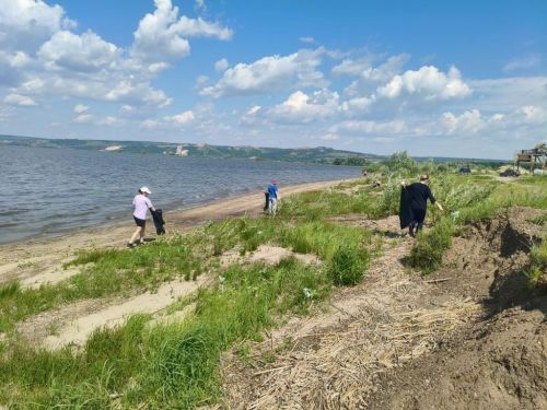 Сотрудники Бурнашевского поселения очистили берег Свияги в рамках акции