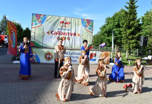 В Верхнем Услоне ярко и весело встретили лето