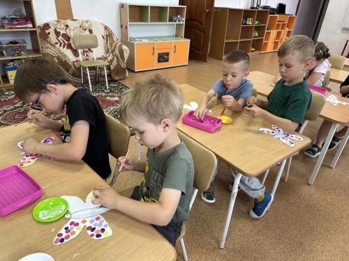 Балалар гаҗәеп күбәләкләр дөньясы белән таныштылар