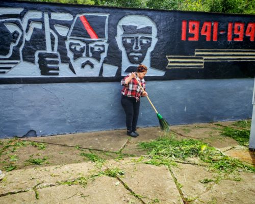Волонтеры в Коргузе привели в порядок памятник к Дню памяти и скорби