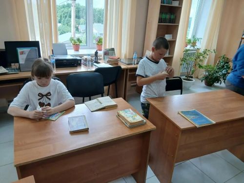 Октябрьский мәктәп лагеренда яшь осталар яраткан китапларын коткара