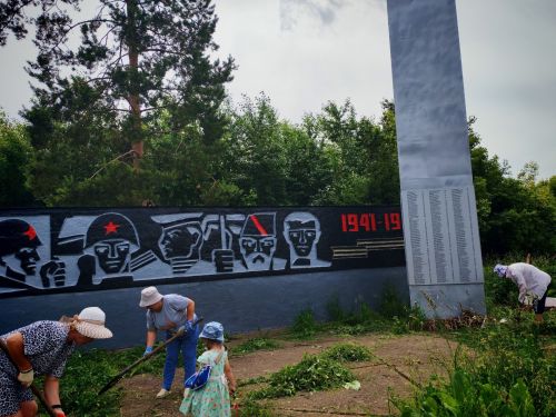 Волонтеры в Коргузе привели в порядок памятник к Дню памяти и скорби