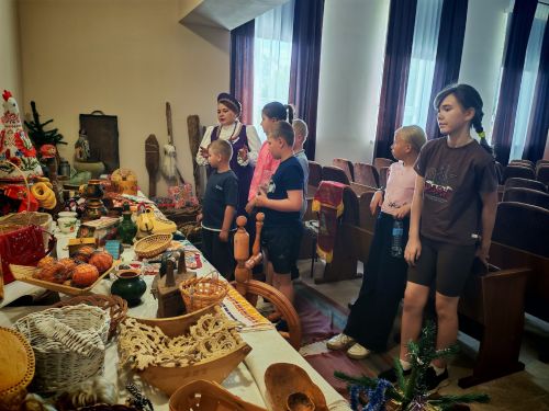 В Коргузе детям показали старинные предметы и напоили чаем из самовара