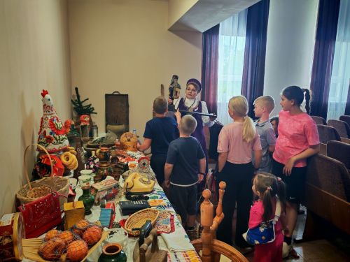 В Коргузе детям показали старинные предметы и напоили чаем из самовара