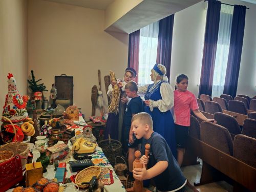 В Коргузе детям показали старинные предметы и напоили чаем из самовара