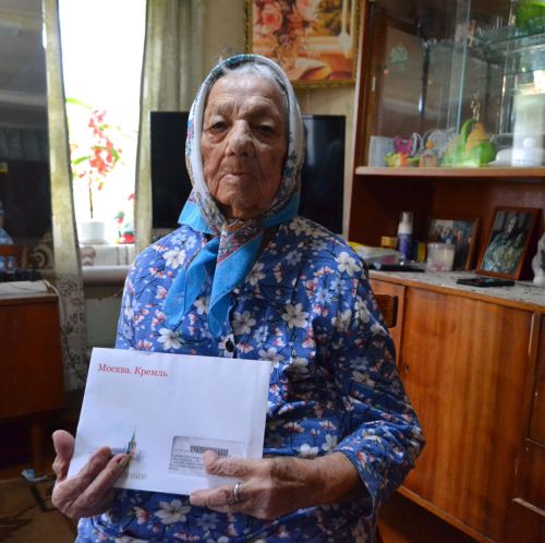 С 99-летием поздравили труженицу тыла Ольгу Редкову из Ташевки