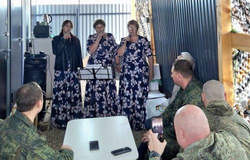 Коллектив «Гармония» из Соболевского поселения выступил с концертом для военных