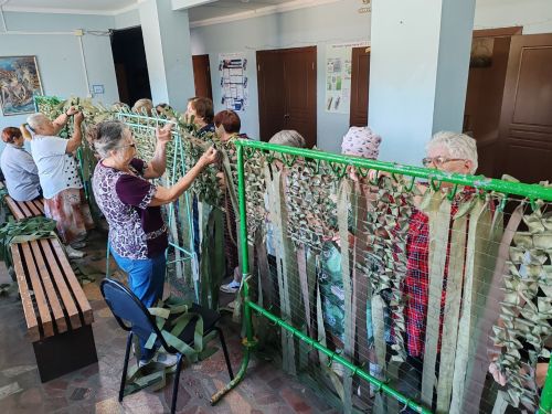 Волонтёры из Куралова сплели маскировочную сеть для бойцов
