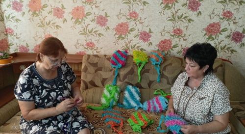 Пенсионерка из Кильдеева вяжет мочалки для бойцов СВО