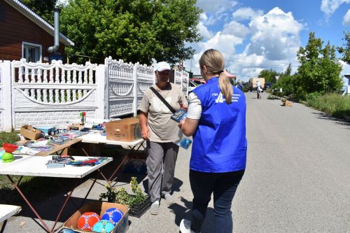 В Верхнем Услоне пешеходам вручали световозвращатели и памятки по ПДД