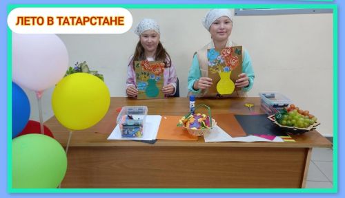Вахит балалары әниләренә үз куллары белән ясаган чәчәкләр бүләк иттеләр