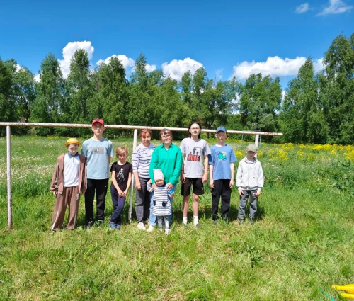 Кызыл Байракта балалар җәйне күңелле каршы алдылар