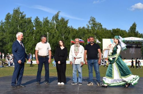 Герои Тукая и сцены из сельской жизни: как открывали Сабантуй в Верхнем Услоне