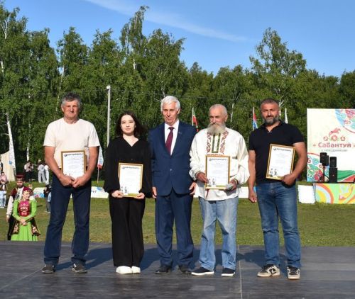 Герои Тукая и сцены из сельской жизни: как открывали Сабантуй в Верхнем Услоне
