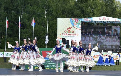 Герои Тукая и сцены из сельской жизни: как открывали Сабантуй в Верхнем Услоне