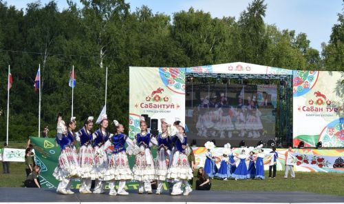 Герои Тукая и сцены из сельской жизни: как открывали Сабантуй в Верхнем Услоне