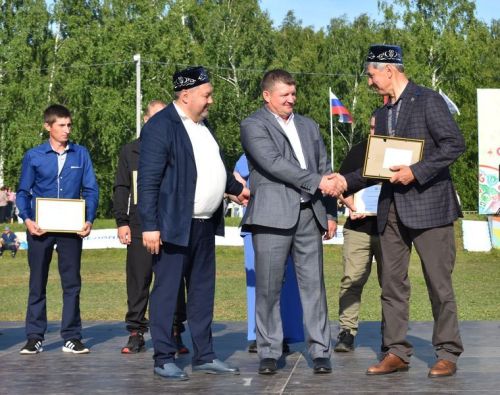 Герои Тукая и сцены из сельской жизни: как открывали Сабантуй в Верхнем Услоне