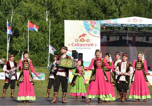Герои Тукая и сцены из сельской жизни: как открывали Сабантуй в Верхнем Услоне