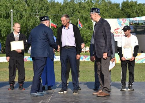 Герои Тукая и сцены из сельской жизни: как открывали Сабантуй в Верхнем Услоне