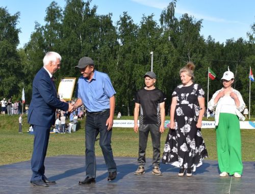 Герои Тукая и сцены из сельской жизни: как открывали Сабантуй в Верхнем Услоне