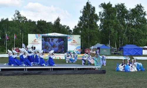 Герои Тукая и сцены из сельской жизни: как открывали Сабантуй в Верхнем Услоне