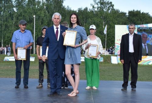 Герои Тукая и сцены из сельской жизни: как открывали Сабантуй в Верхнем Услоне