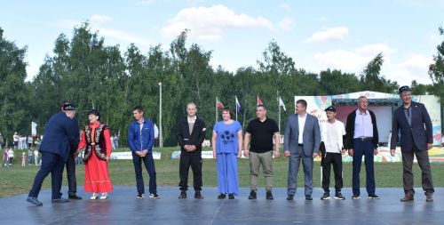Герои Тукая и сцены из сельской жизни: как открывали Сабантуй в Верхнем Услоне