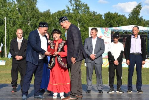 Герои Тукая и сцены из сельской жизни: как открывали Сабантуй в Верхнем Услоне
