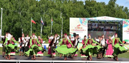 Герои Тукая и сцены из сельской жизни: как открывали Сабантуй в Верхнем Услоне