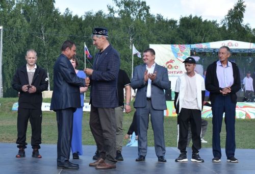 Герои Тукая и сцены из сельской жизни: как открывали Сабантуй в Верхнем Услоне
