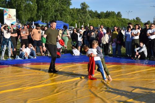 На ковре было жарко: как прошла борьба корэш на Сабантуе в Верхнем Услоне