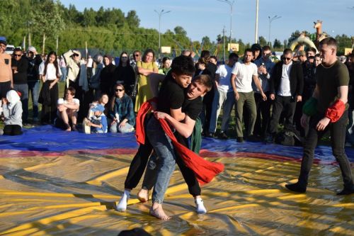 На ковре было жарко: как прошла борьба корэш на Сабантуе в Верхнем Услоне