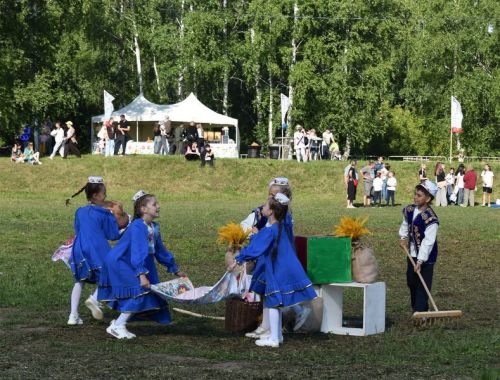 Герои Тукая и сцены из сельской жизни: как открывали Сабантуй в Верхнем Услоне