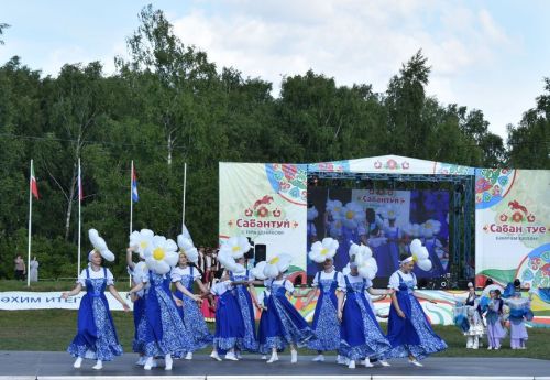 Герои Тукая и сцены из сельской жизни: как открывали Сабантуй в Верхнем Услоне