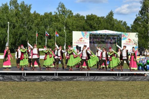 Герои Тукая и сцены из сельской жизни: как открывали Сабантуй в Верхнем Услоне