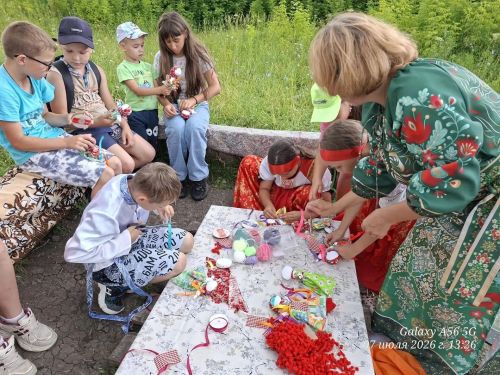 В Макулове дети мастерили куклу Купавку и отправляли её по реке