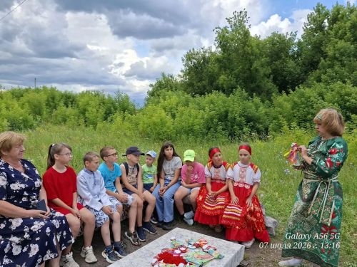 В Макулове дети мастерили куклу Купавку и отправляли её по реке